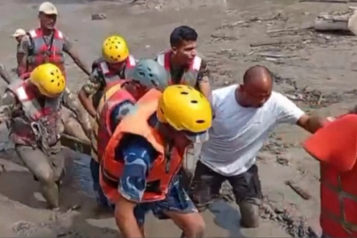 Inundaciones en Nepal y Tíbet: suman 165 muertos, hay 468 turistas desaparecidos; rescatistas buscan en escombros