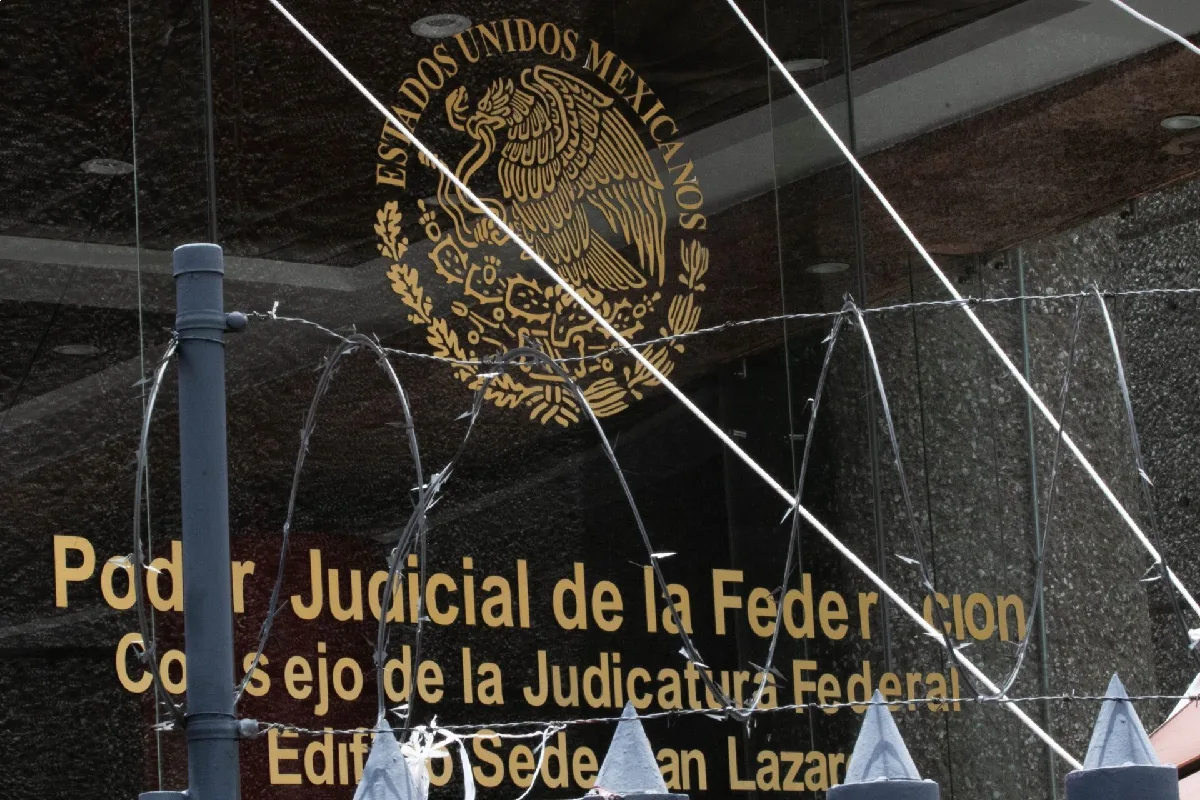 Fachada del edificio sede del Poder Judicial de la Federación y Consejo de la Judicatura Federal en San Lázaro, vista detrás de un cerco con alambre de púas.