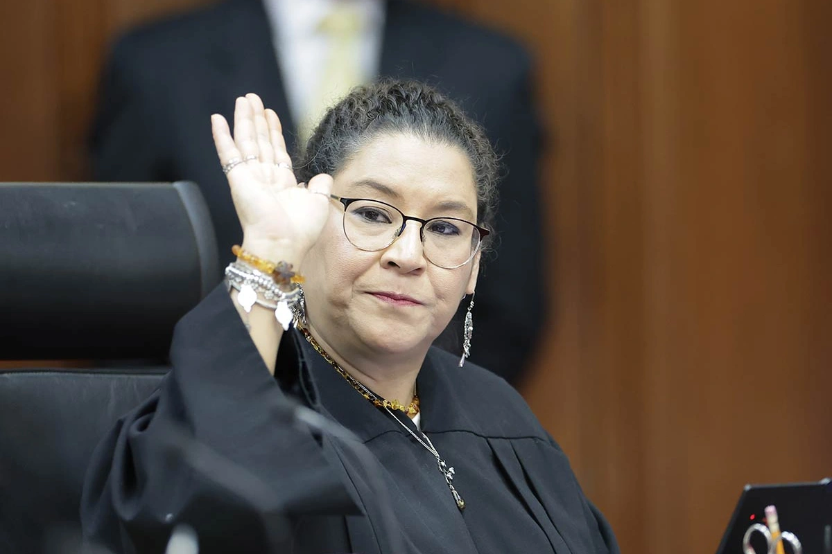 Lenia Batres levanto una mano durante la sesión de la Corte