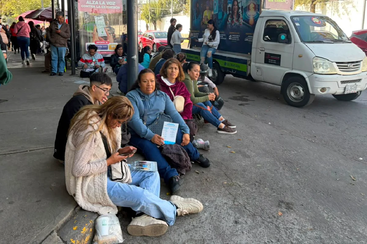 Madres y padres acompañaron a los aspirantes a la UNAM a realizar su examen de control presencial