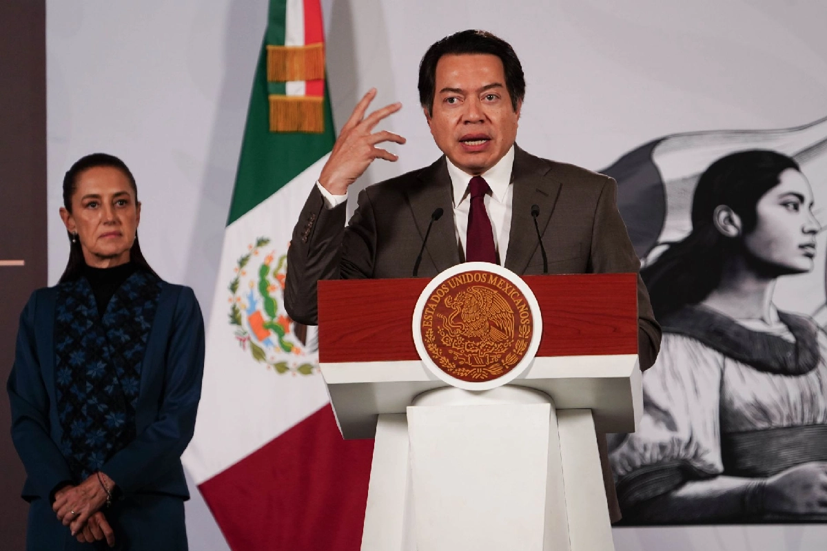 El secretario de Educación Pública, Mario Delgado, ofreciendo un mensaje durante la conferencia de prensa matutina en presencia de Claudia Sheinbaum.