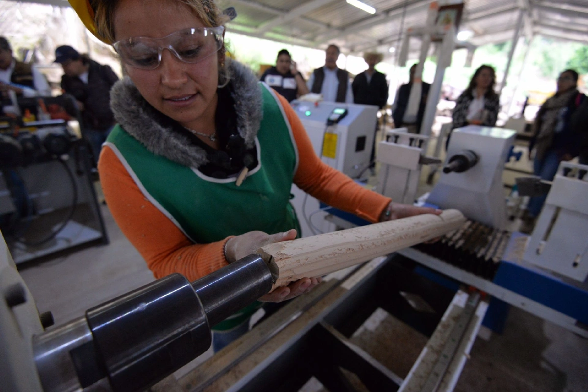 “No existe un sistema de cuidados”: persiste el limbo legislativo que condena a las mujeres a la precariedad y sobrecarga