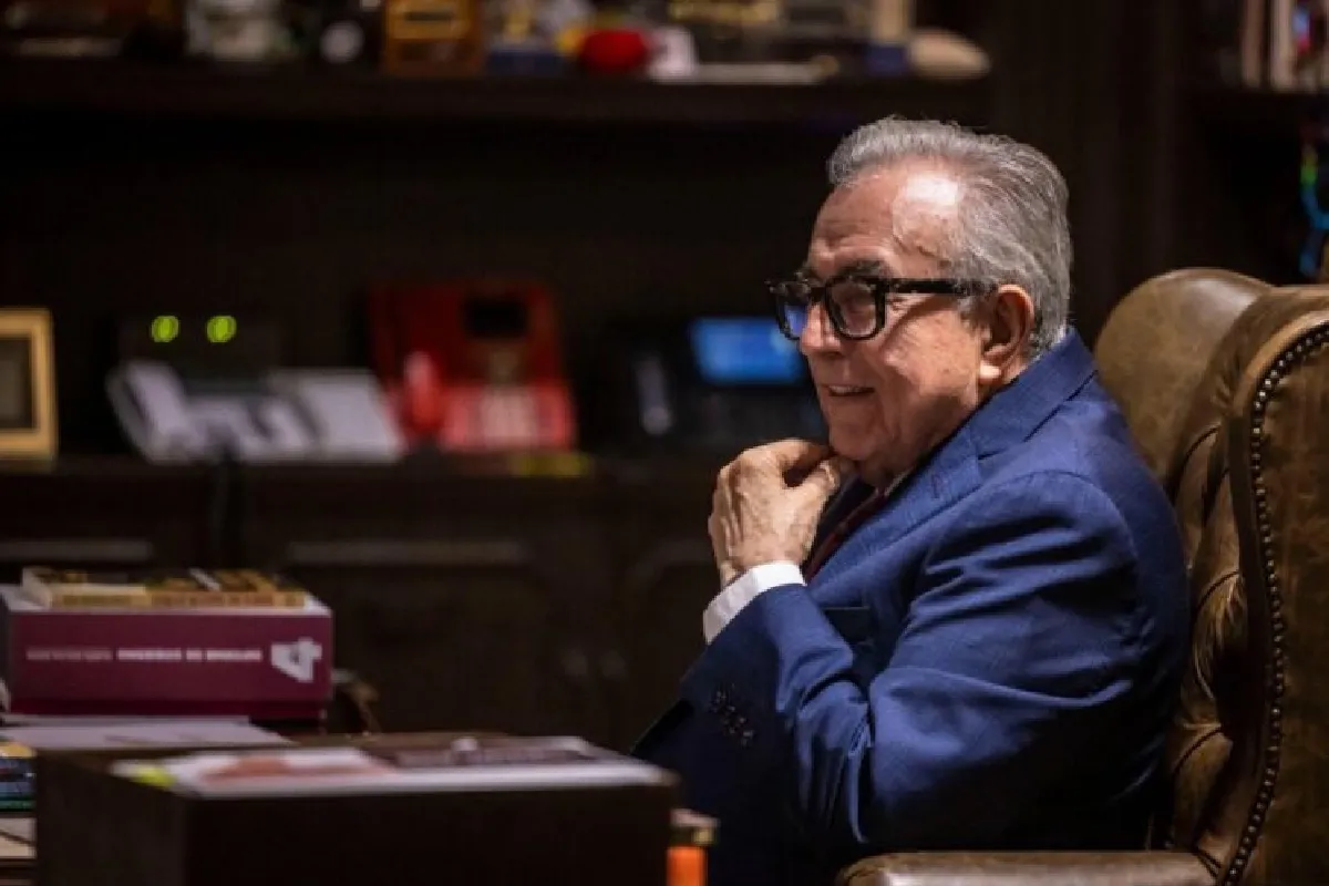 Rocha Moya llega a palacio de Gobierno de Sinaloa; madres buscadoras se manifiestan afuera