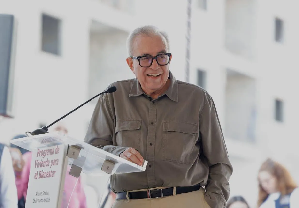 Rocha Moya llega a palacio de Gobierno de Sinaloa; madres buscadoras se manifiestan afuera