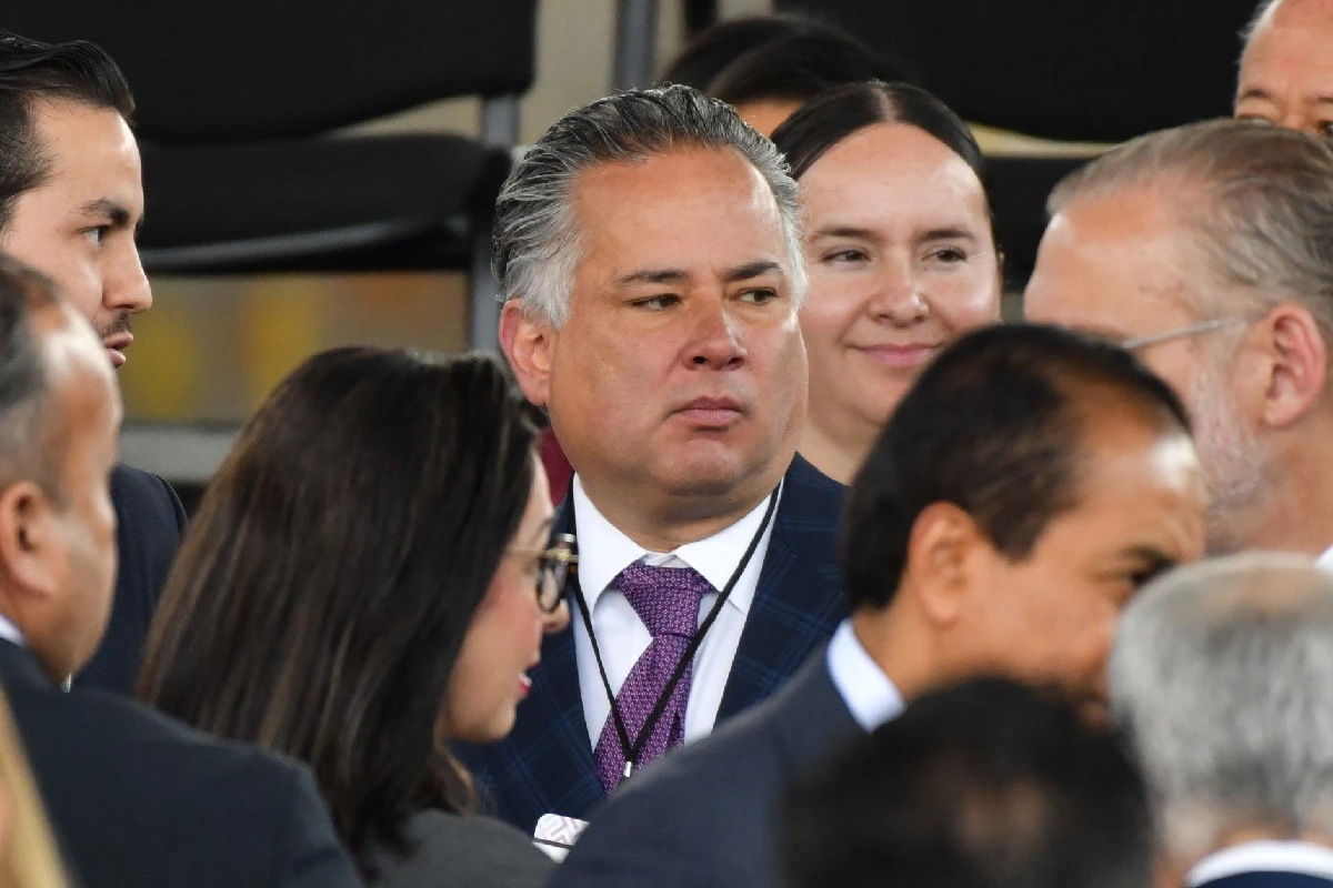 Santiago Nieto con cara molesta y seria 