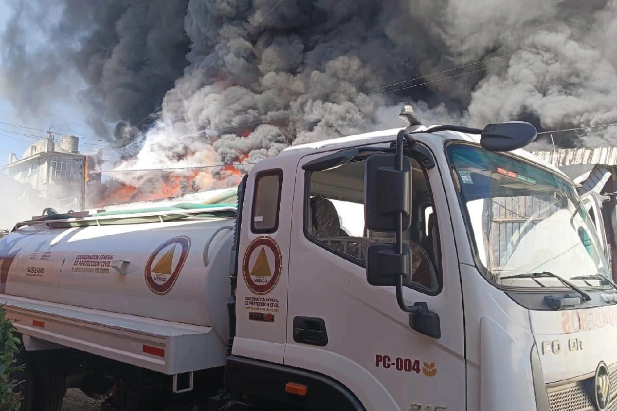Se incendia bodega de reciclables en Toluca, Edomex; no se reportan heridos