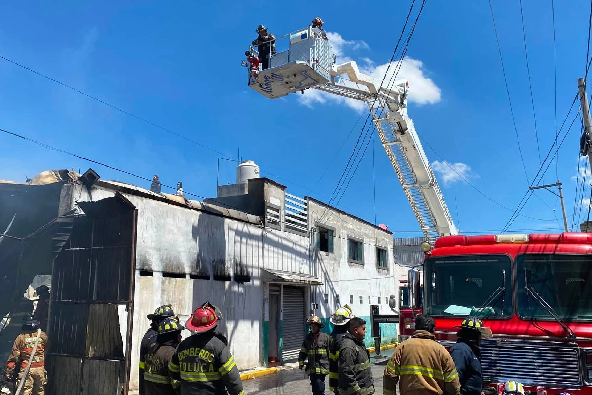 Se incendia bodega de reciclables en Toluca, Edomex; no se reportan heridos