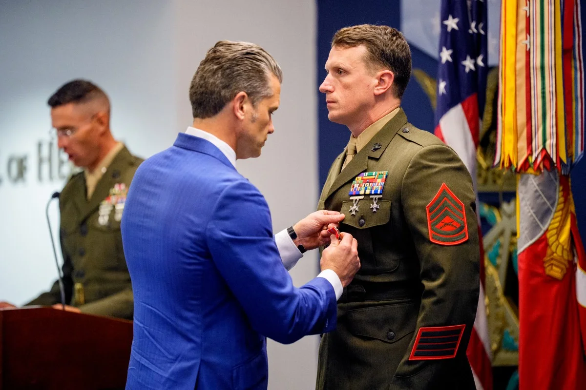 Secretario del Ejército de EU presenta su renuncia