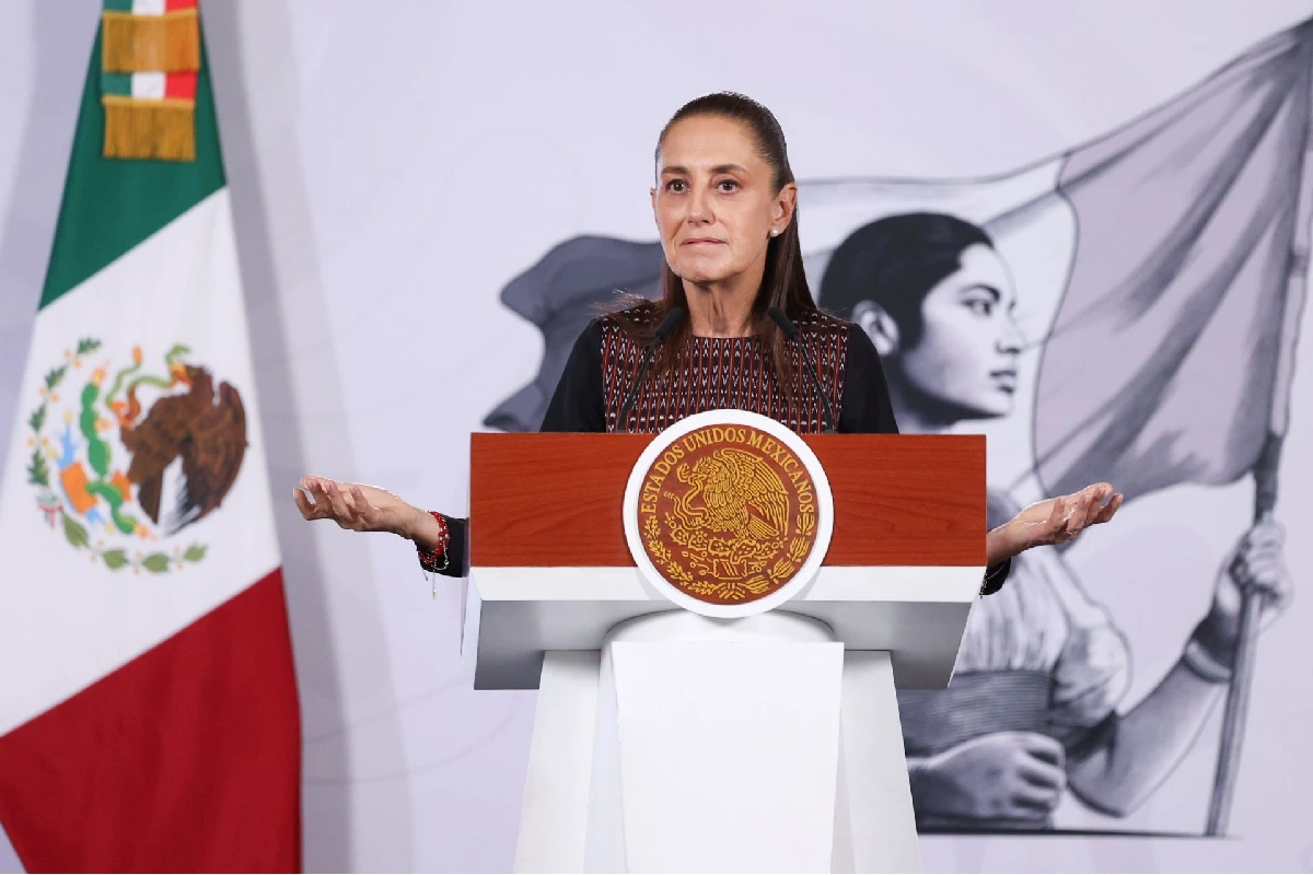 Presidenta Claudia Sheinbaum en conferencia de prensa matutina con lso brazos a los lados en señal de duda