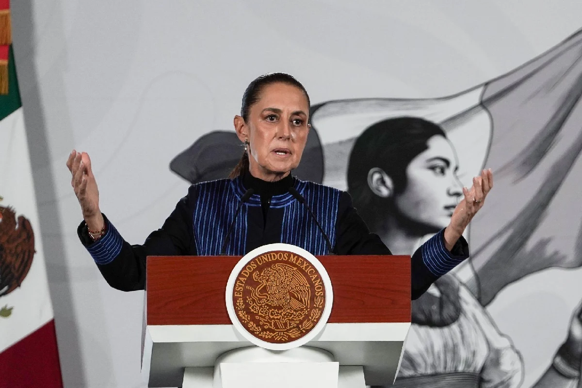 Presidenta Claudia Sheinbuam con los brazos abiertos y semblante serio durante su conferencia de prensa 