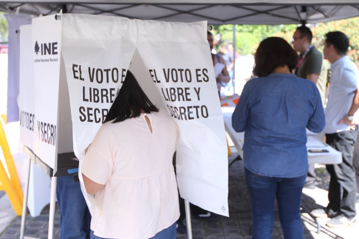 Persona en una casilla para votar