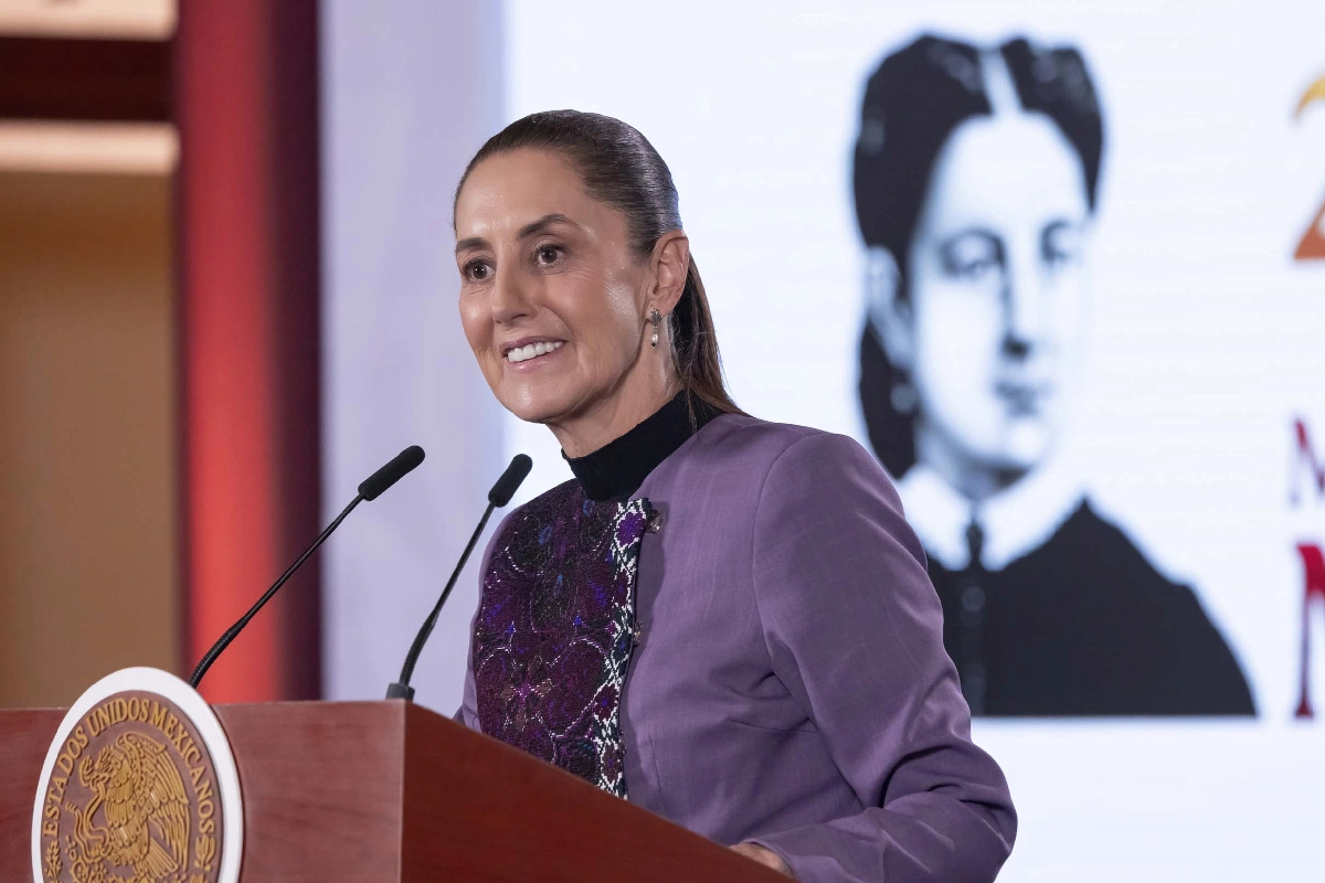 Claudia Sheinbaum sonriendo durante la conferencia de prensa matutina