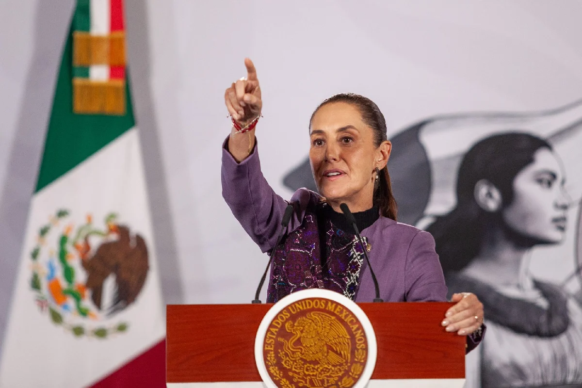 Presidenta durante la conferencia matutina con el dedo señalando al aire