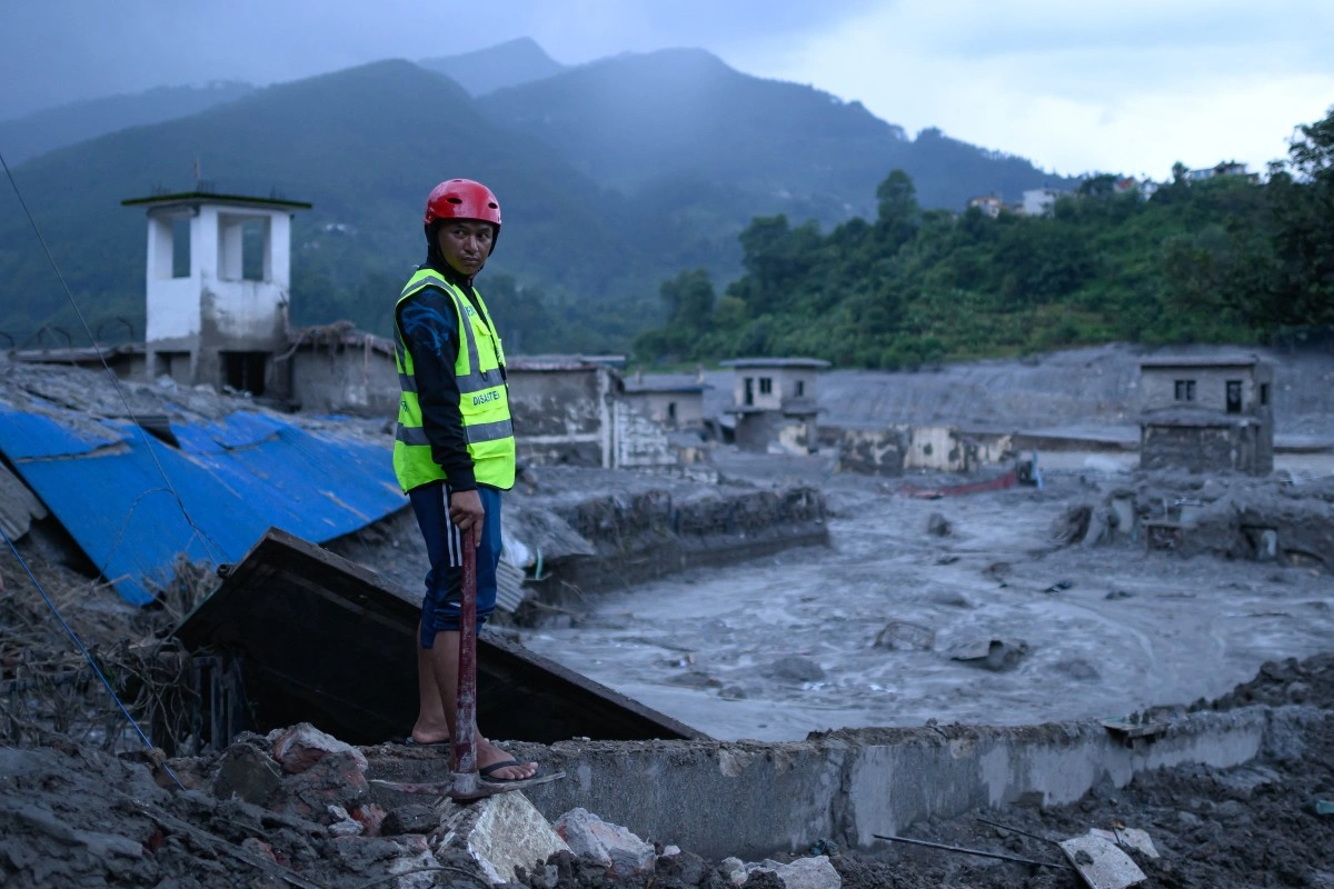 Suman 675 muertos por alud en Nepal y China; luchan por localizar a 3 mil desaparecidos