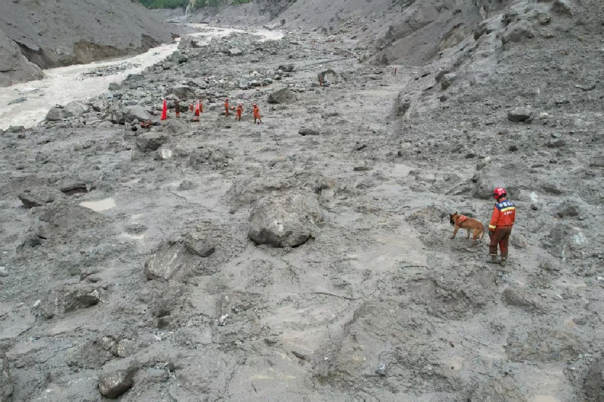 Suman 675 muertos por alud en Nepal y China; luchan por localizar a 3 mil desaparecidos