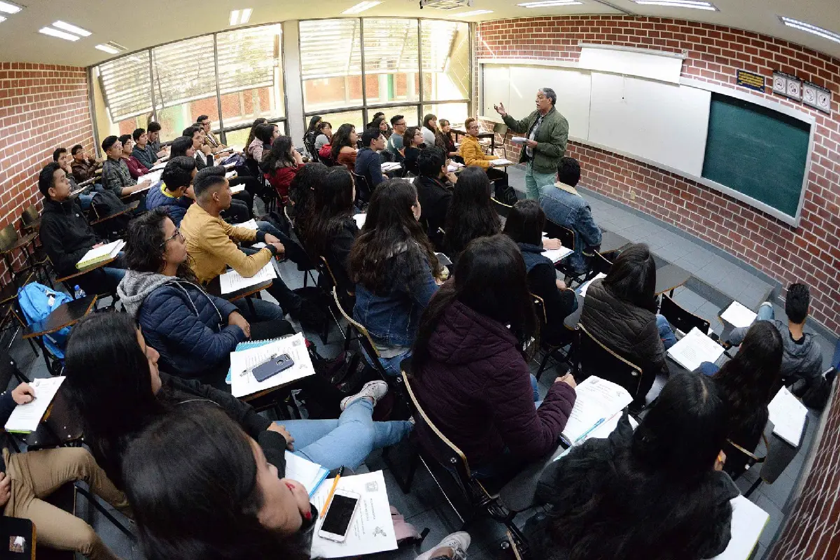 Estudiantes al interio de un salón de la UNAM 