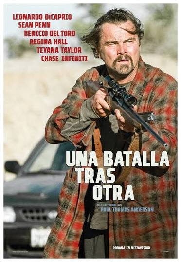 Póster promocional de la película "Una batalla tras otra" protagonizada por Leonardo DiCaprio, quien aparece al frente sosteniendo un rifle de precisión, vistiendo una bata a cuadros rojos y un automóvil al fondo.