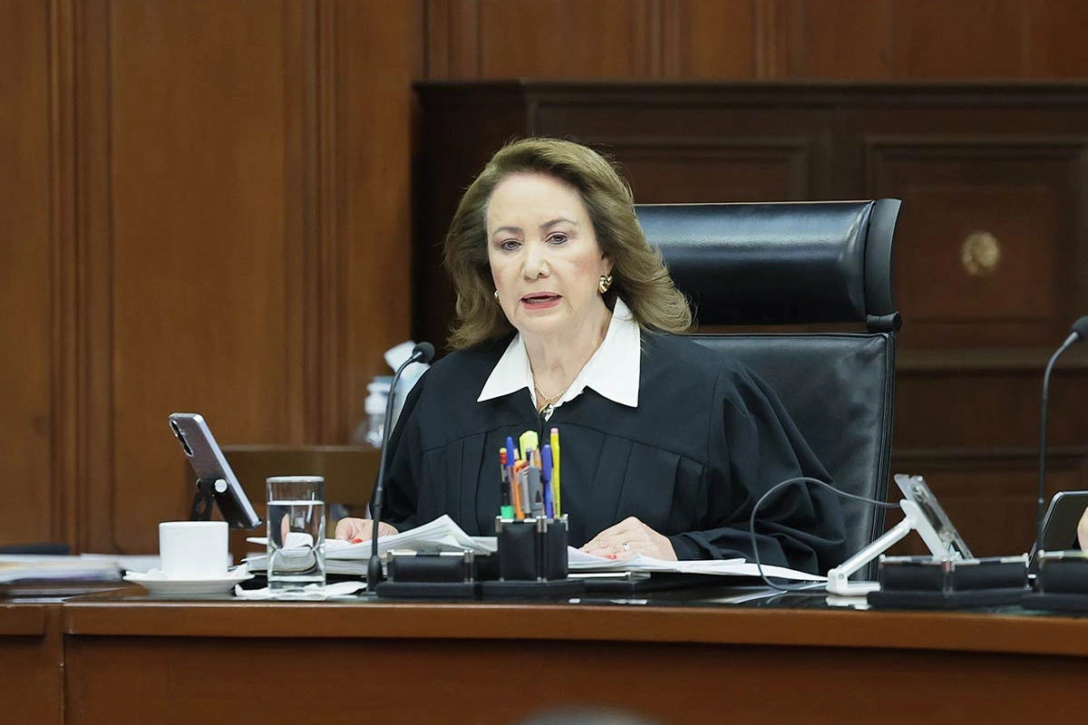 Yasmin Esquivel con su toga negra durante la sesión de la corte