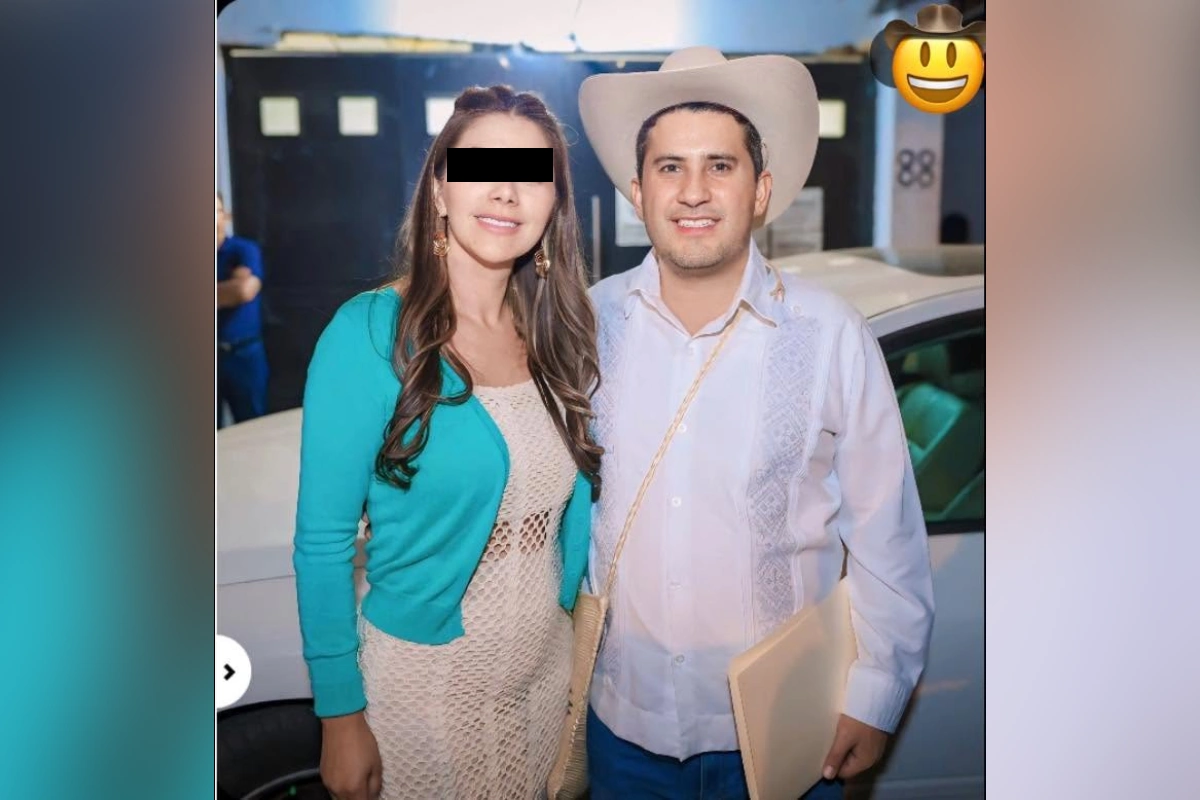 Yeseina Méndez y Carlos Manzo posando para una foto juntos mirando a cámara 