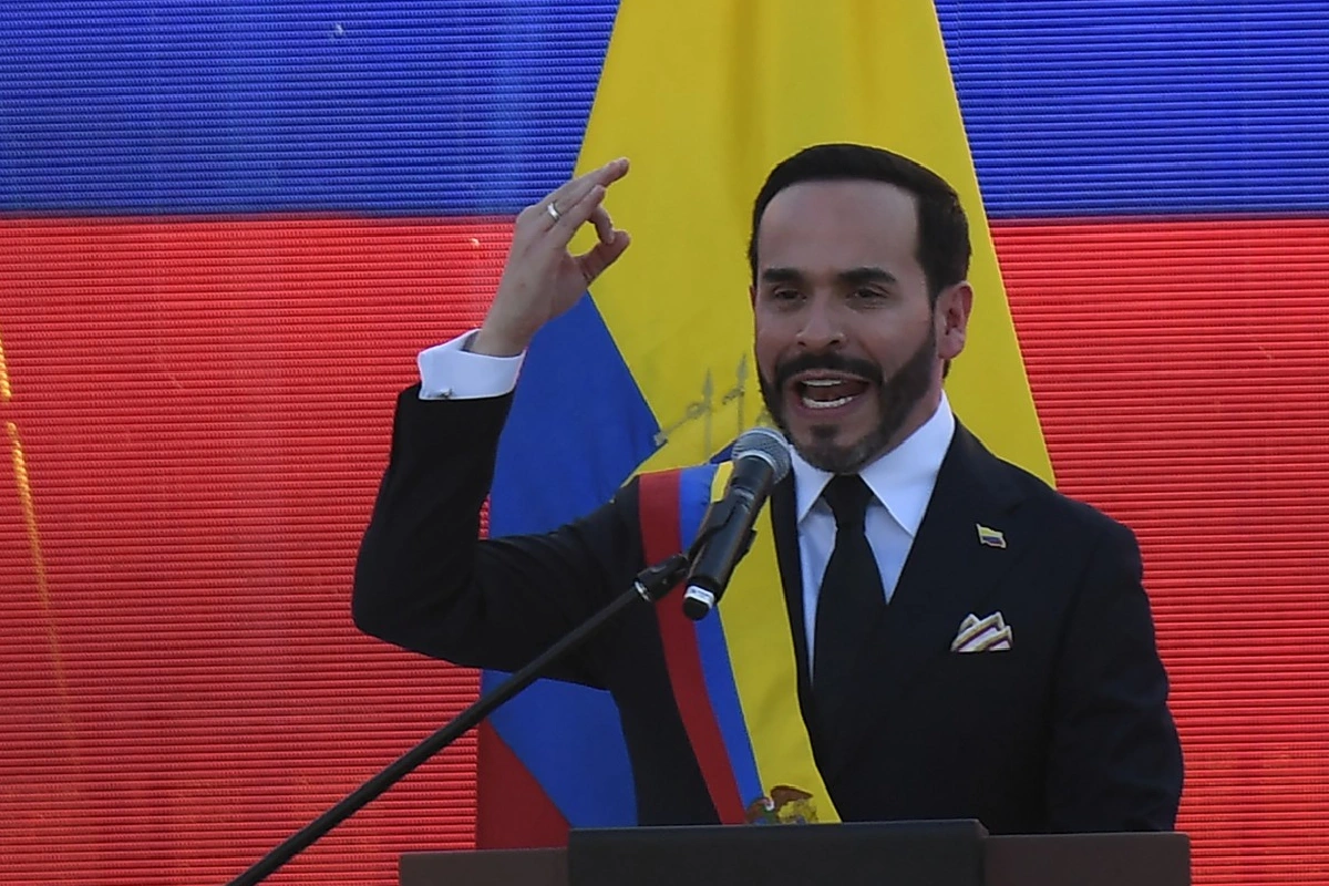 Para combatir el narcotráfico, propone alianzas militares internacionales, megacárceles subterráneas y eliminar el tribunal de paz de 2016.