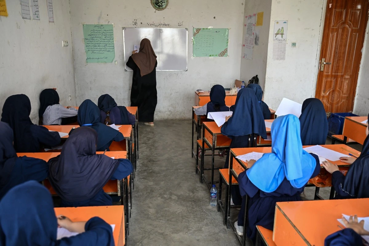 “Nos están eliminando de la sociedad”: 5 años sin aulas para niñas en Afganistán