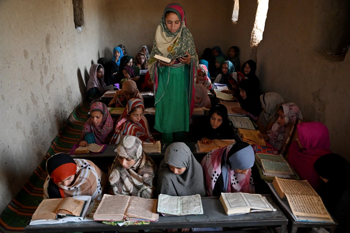 un país como Afganistán, la educación universal (especialmente de mujeres) es limitada y mal vista.