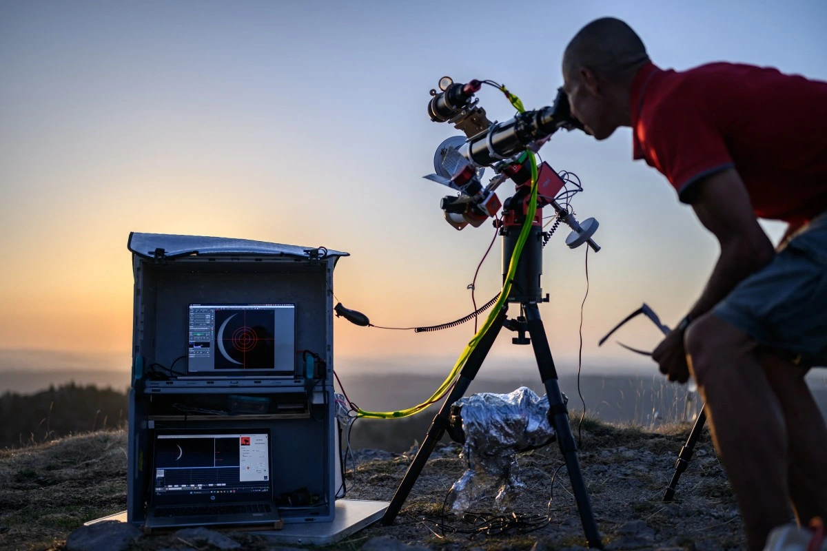 Aficionado a la astronomía observa un eclipse solar