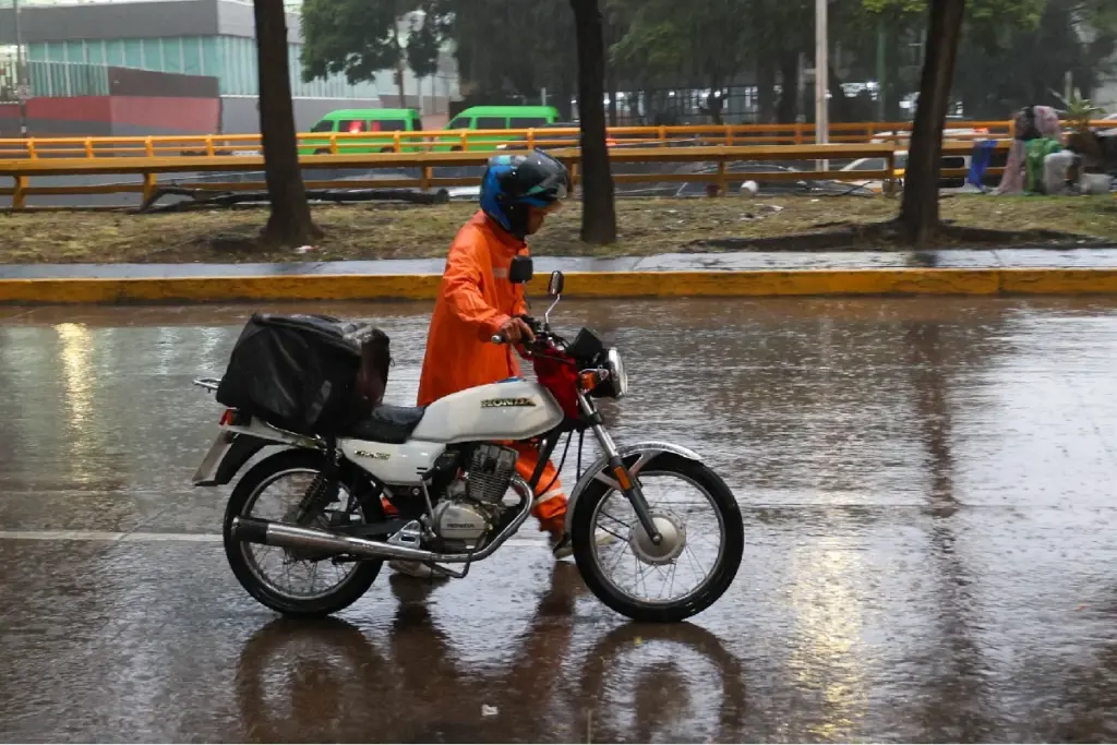 En la CDMX, las fuertes lluvias torrenciales golpean sin parar desde que inició el día.