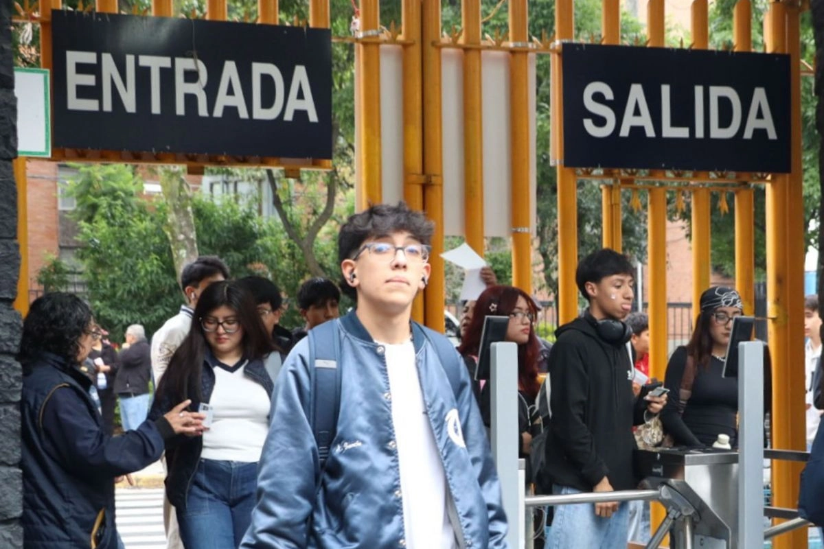 Alumnos salen y entran de una preparatoria en la capital mexicana.
