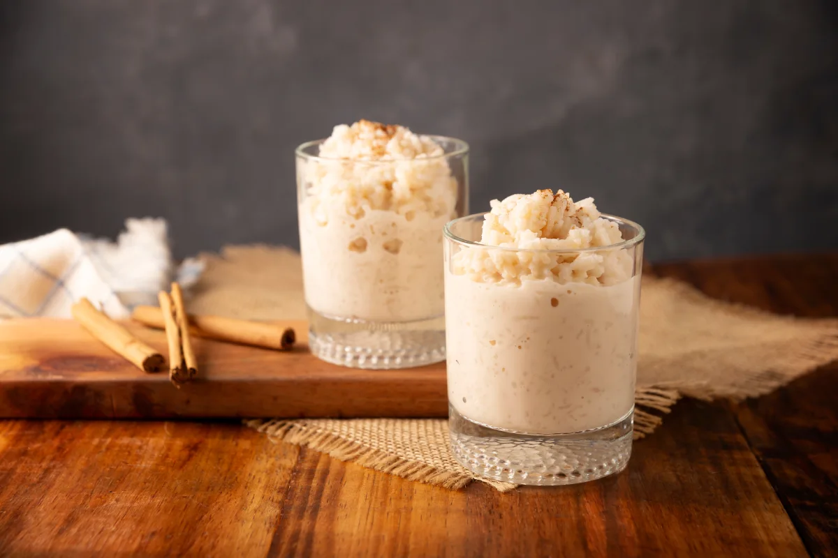 Vasos de vidrio con arroz con leche y canela
