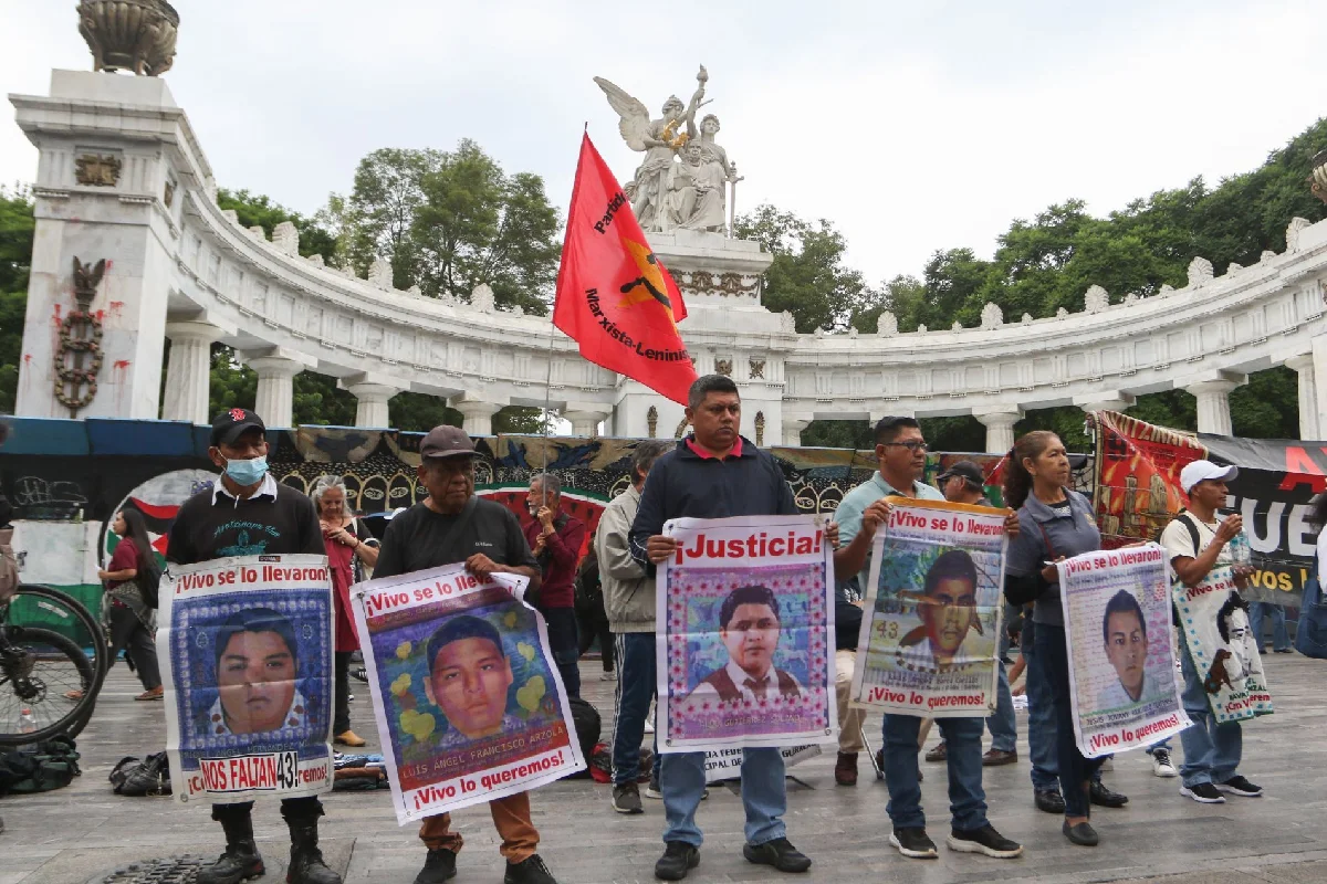 A casi 12 años del caso Ayotzinapa, familiares de los normalistas mantienen la exigencia de justicia.