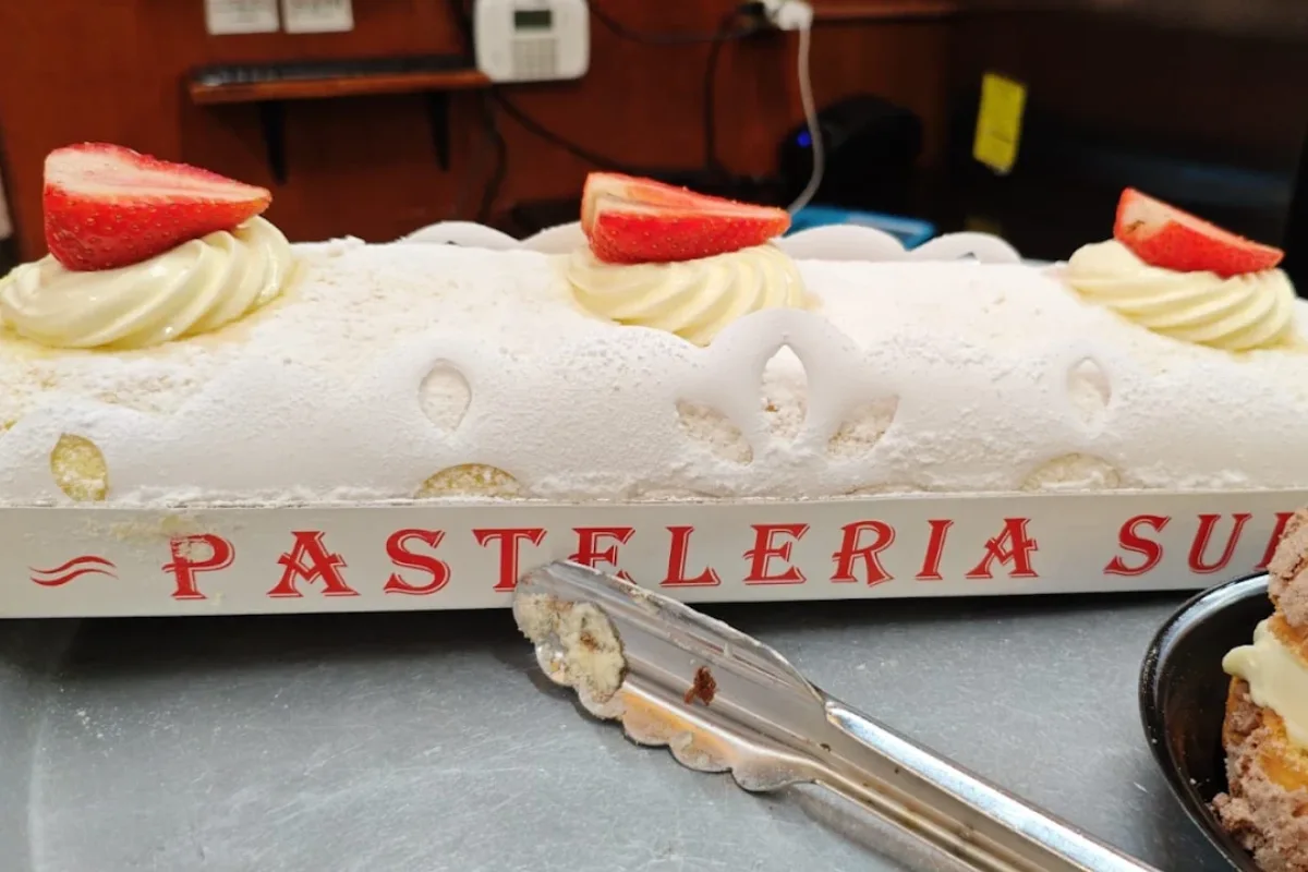 Pastel en barra sobre un mostrador de pan