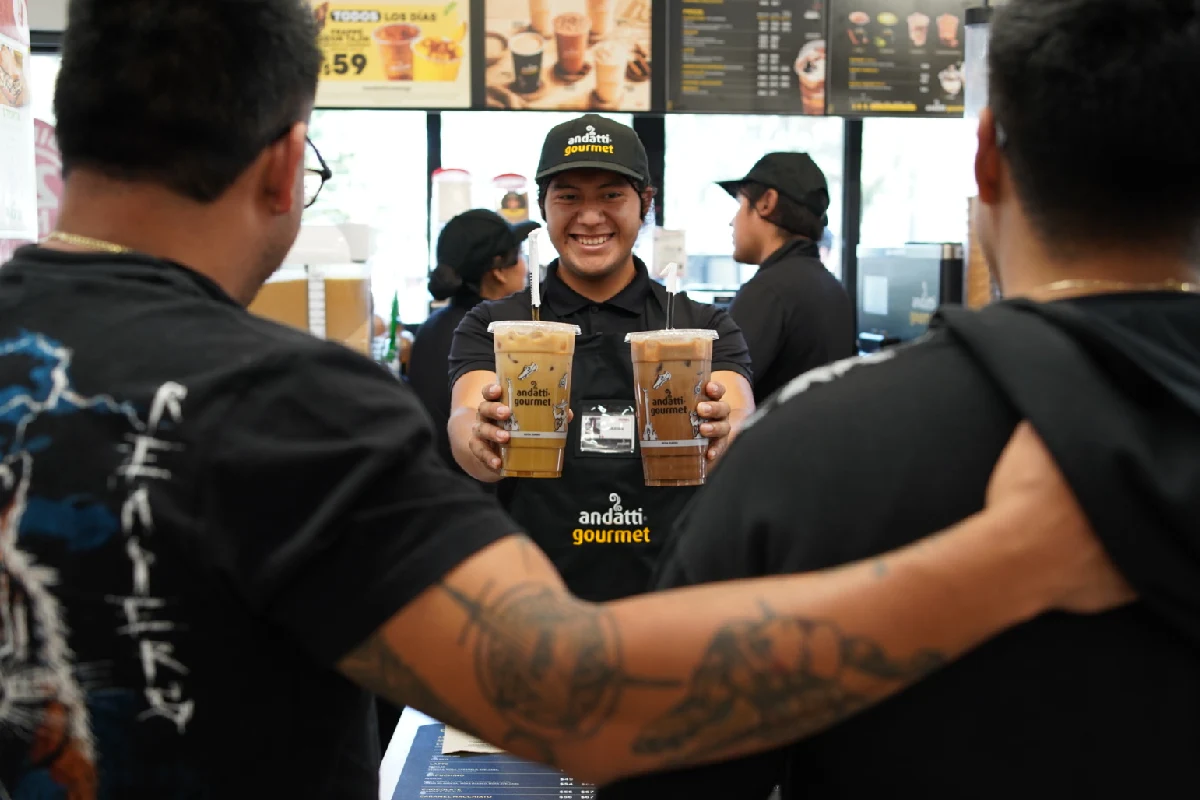 barista de OXXO sirviendo café andatti gourmet