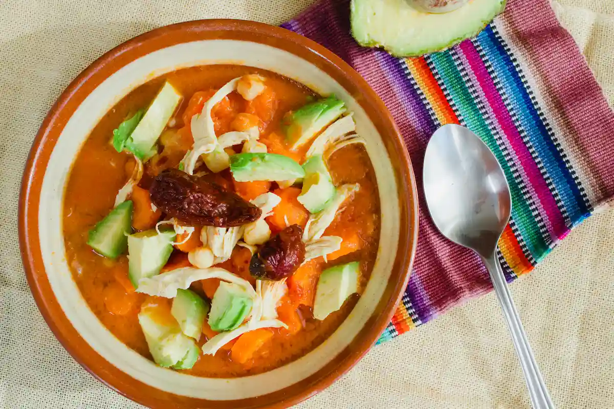 estos son los ingredientes que lleva la receta de caldo tlalpeño