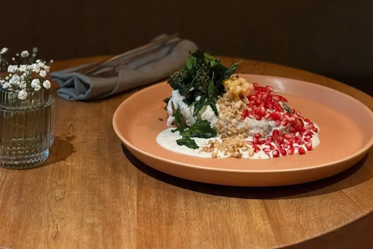 Mesa con un chile en nogada sobre ella