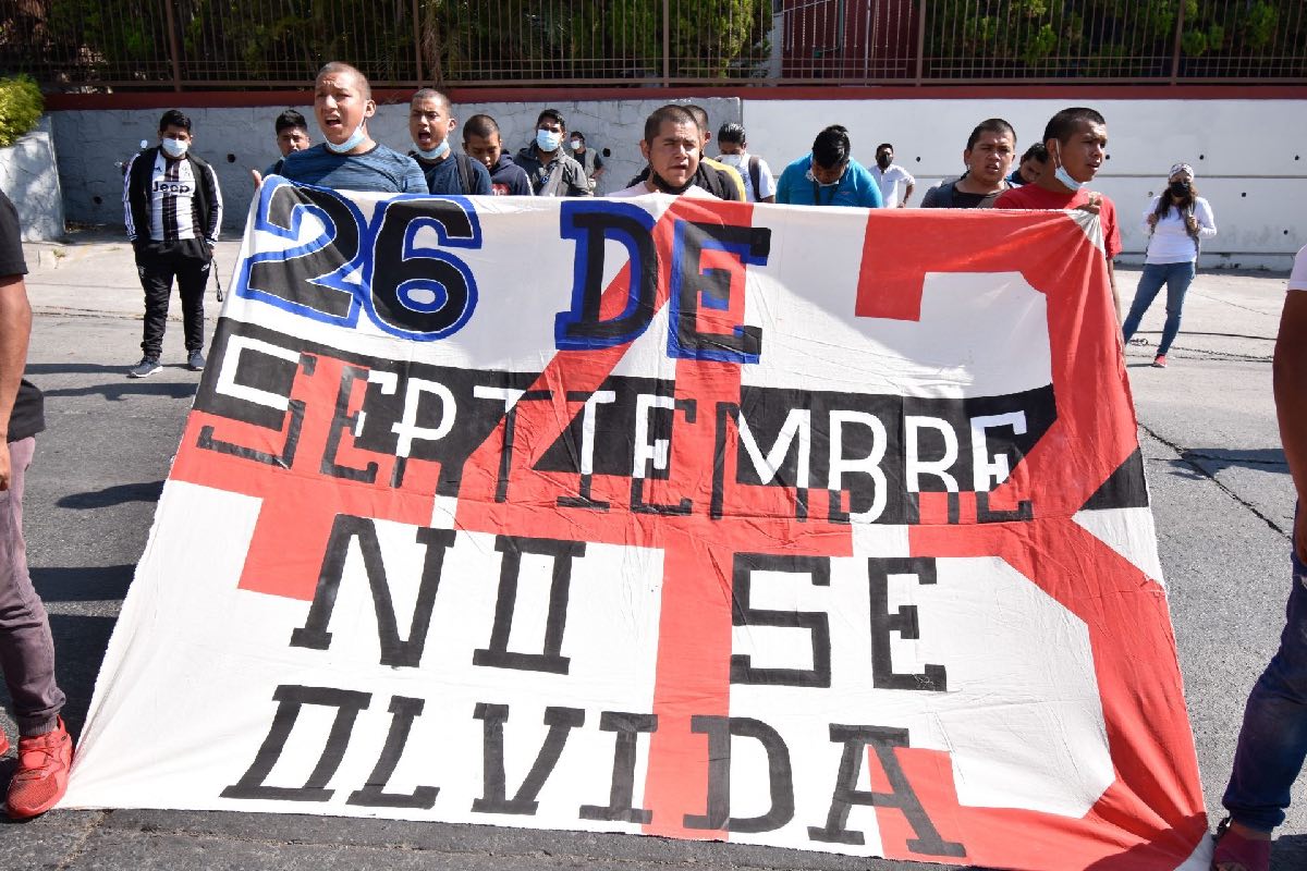 Estudiantes de la normal rural de Ayotzinapa y familiares de los 43 normalistas desaparecidos, colocaron fotos de sus 43 compañeros a 87 meses de su desaparición en Iguala, Guerrero