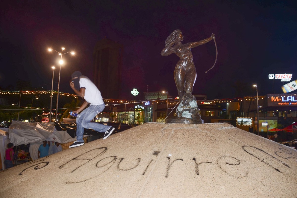 En septiembre de 2014 normalistas y estudiantes de Ayotzinapa bloquearon la costera en la diana cazadora y pusieron consignas en contra del Gobernador Ángel Aguirre Rivero por las muertes de sus compañeros asesinados en Iguala