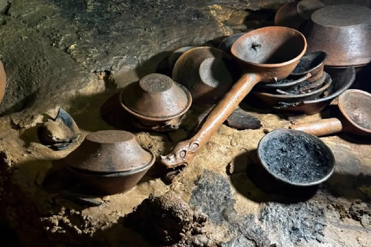 Investigadores y arqueólogos del INAH realizan exámenes para saber si hay restos de copal, cenizas o huesos humanos en las vasijas. Foto tomada del INAH.