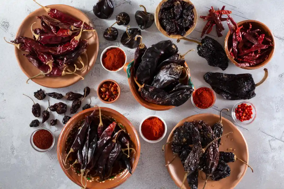 Mesas con una amplia variedad de chiles secos