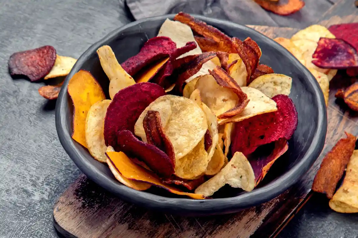 Chips de diferentes verduras en un tazón