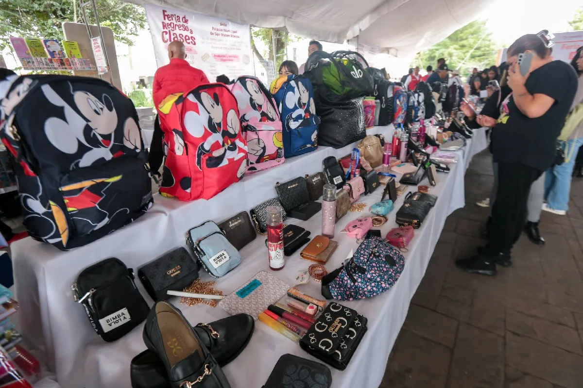 En todo el país, los comerciantes establecidos han instalado, junto con Profeco, ferias para la venta de útiles. Foto Cuartooscuro.