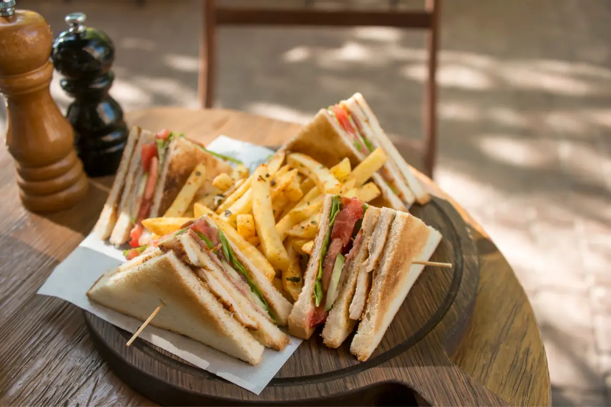 Club sandwich con papas fritas
