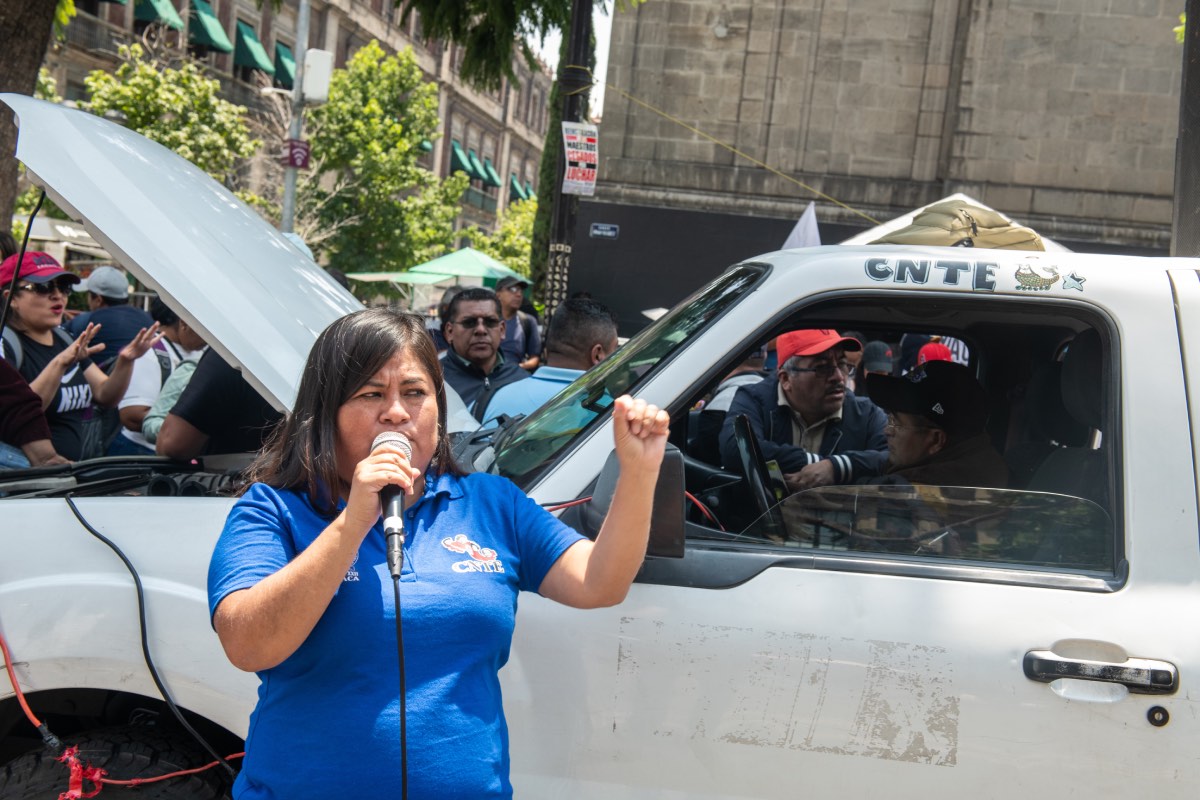 Acuerdan Presidencia y CNTE nuevas plazas; maestros mantienen la lucha