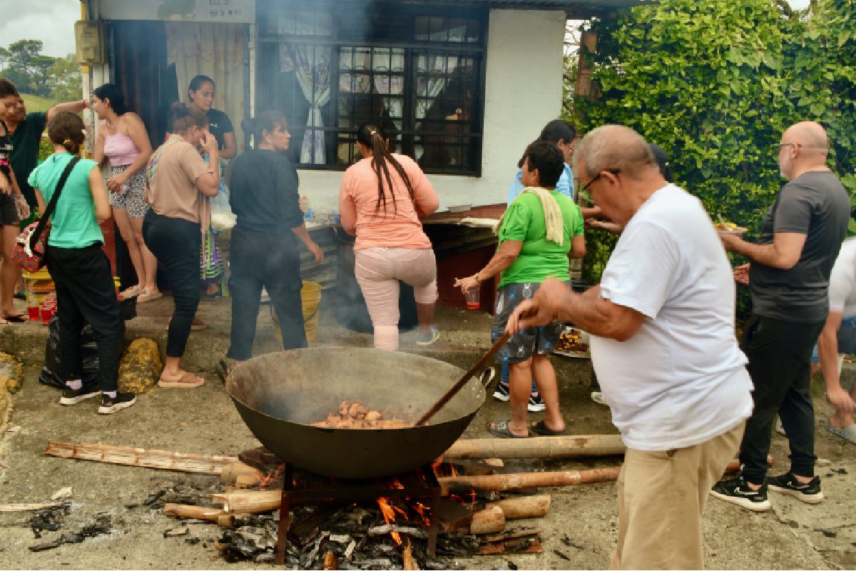La juntanza por la comida, desde el día cero del terremoto en Colombia