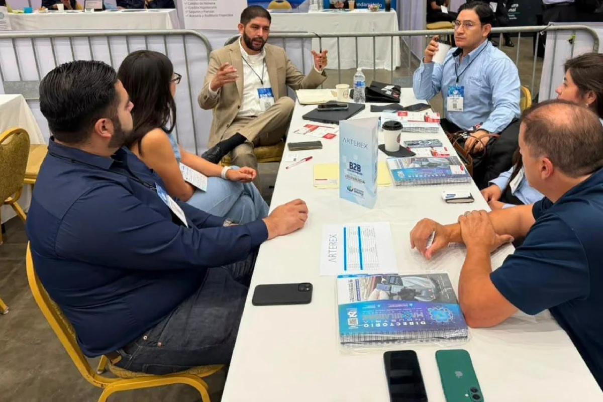 Emprendedoras y emprendedores fueron conectados con grandes cadenas de suministro para aumentar las ventas locales. Foto: SE.