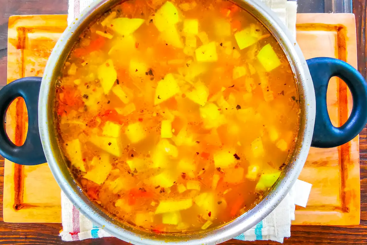 sopa de papa espesa en olla 