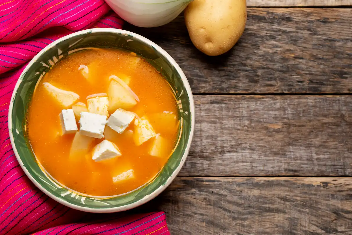 sopa de papa cremosa con queso fundido 