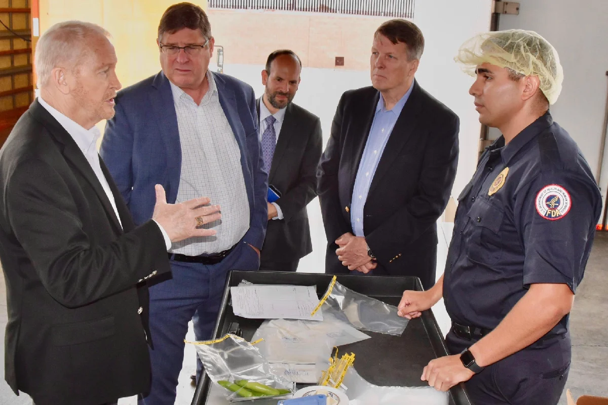 El embajador de estados Unidos en México, Ronald Douglas Johnson, ha visitado las garitas fronterizas de Baja California. Foto: Embajada EU.