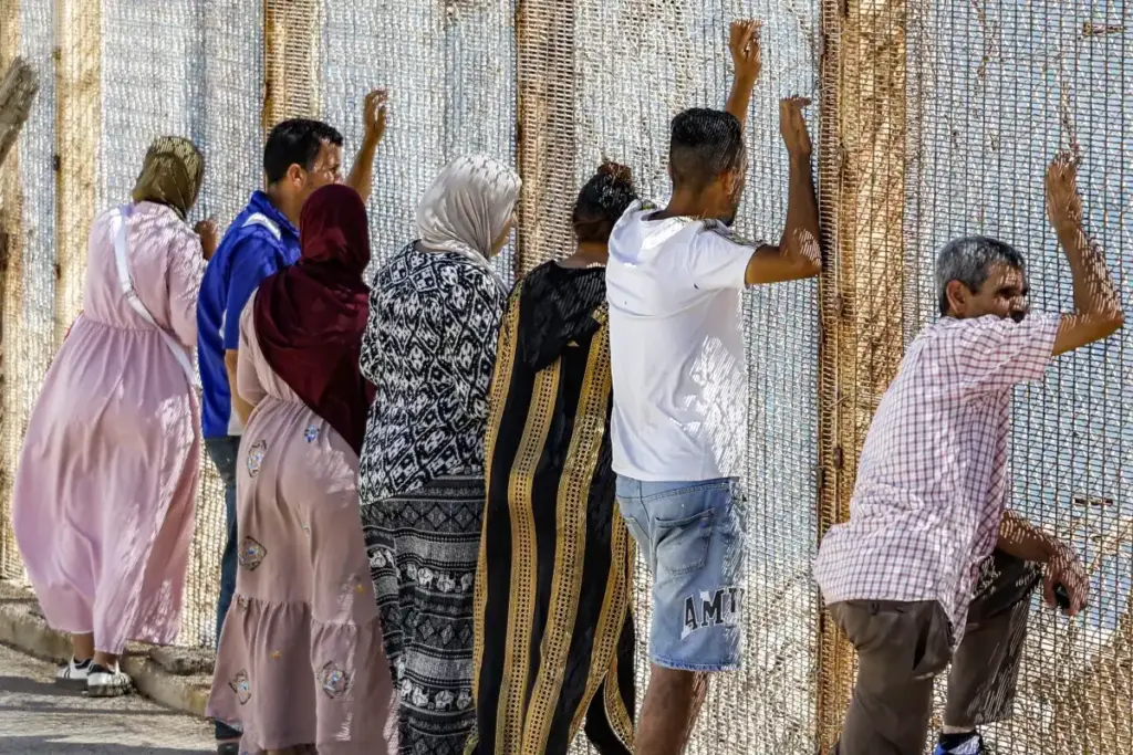 Con los casi 60 mil migrantes que ingresaron, hasta el momento unos 2 mil 500 siguen en el enclave español.
