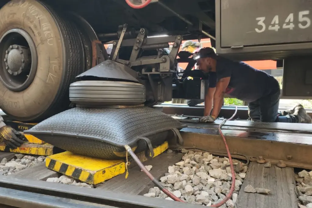 Con el uso de instalaciones fijas y material rodante, el equipo técnico espera poder reparar y reincorporar la unidad a la red de metro.